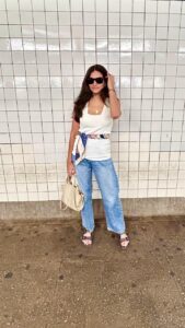 Mulher usando calça jeans feminina de diferentes modelagens