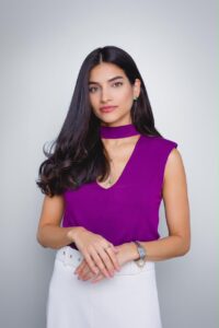 Mulher com look profissional que transmite confiança e credibilidade