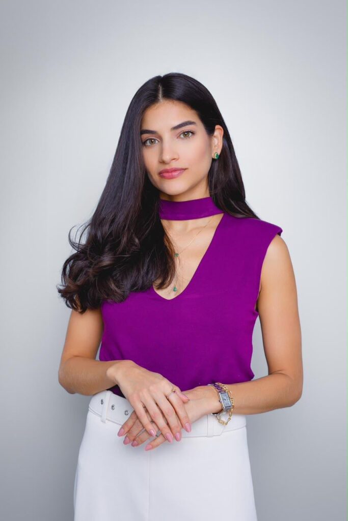 Mulher com look profissional que transmite confiança e credibilidade